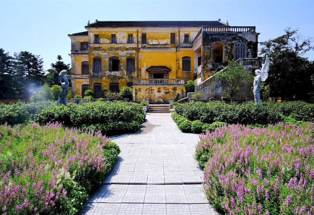 Early morning at An Dinh Palace is the ideal time to fully experience the ancient and peaceful beauty